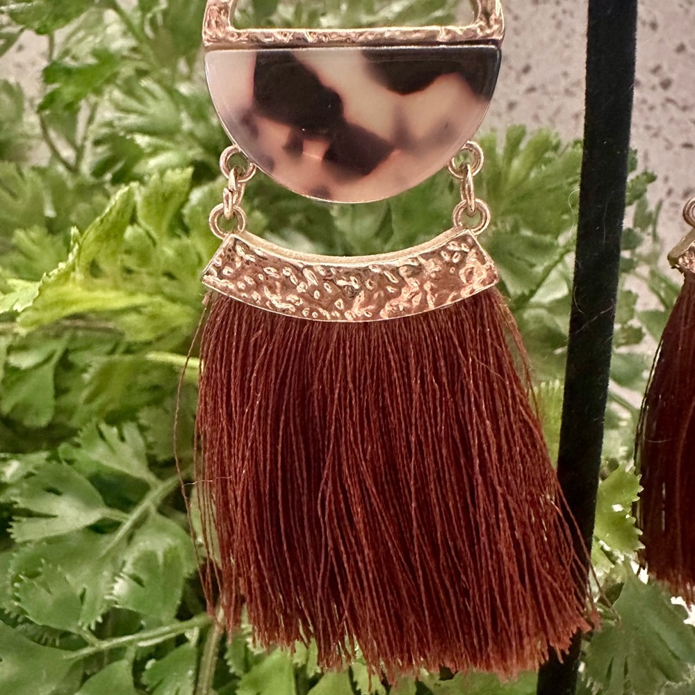 Faux tortoise shell and fringe earrings - Picture 5 of 6